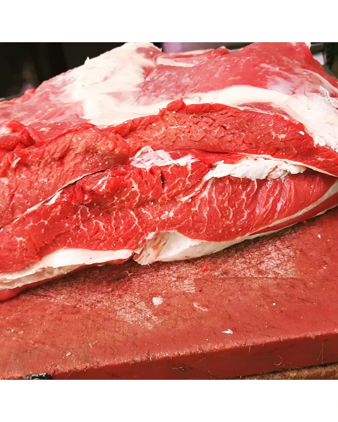 Pieza de ternera fileteada en la tabla