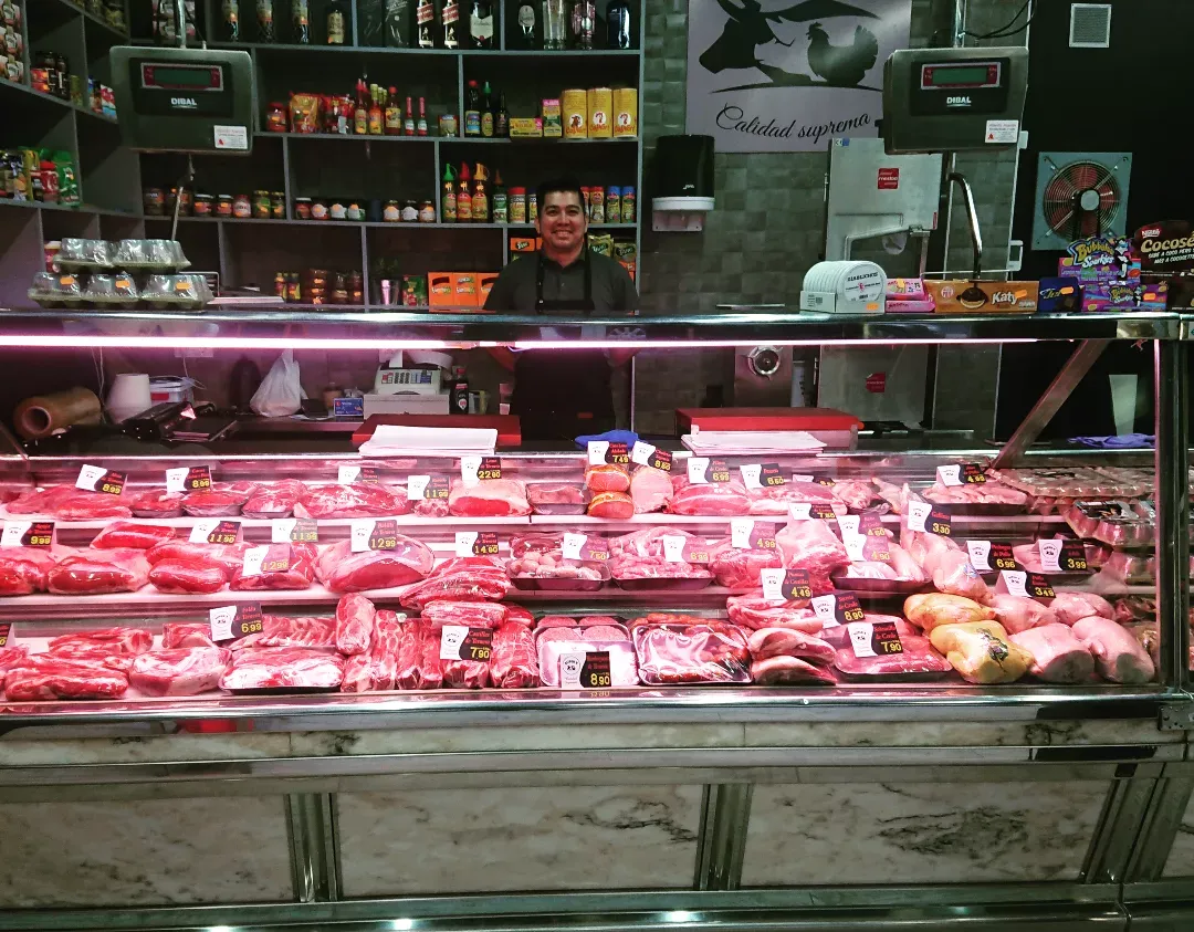 Vitrina refrigerada de una tienda Super 9